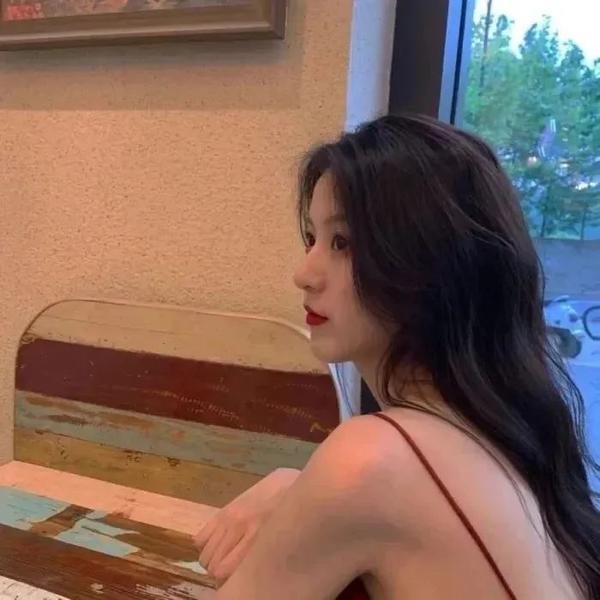 戴脚镣的女孩